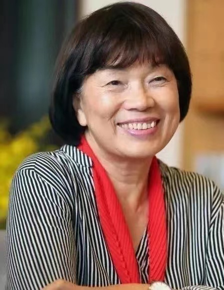 在言辞激烈的辩论中，台湾作家龙应台的“我不在乎大国崛起，我只在乎小民尊严”言论引