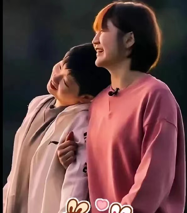 全世界都知道你们俩误机了。请孙颖莎女士和陈梦女士赶快到登机口登机，飞机马上就要起