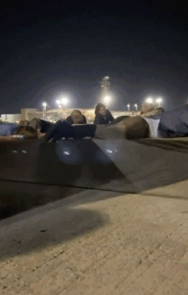 “狼狈”的舒尔茨。

昨天晚上，结束对以色列访问的德国总理舒尔茨一行已经上了飞机