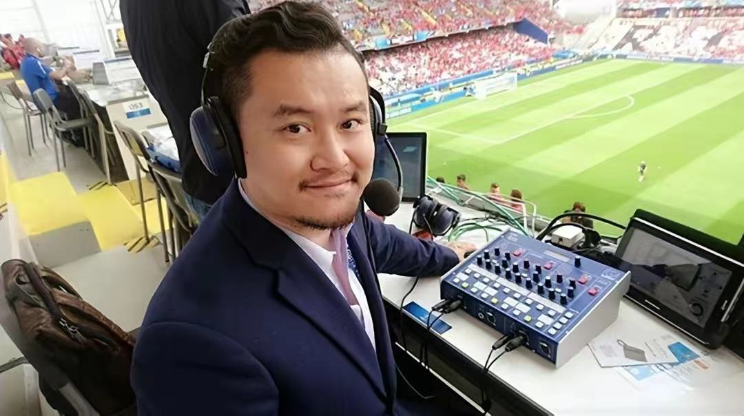 贺炜被称为“足球诗人”，看他的解说是一种享受。把足球这种体育竞技活动，硬生生变成
