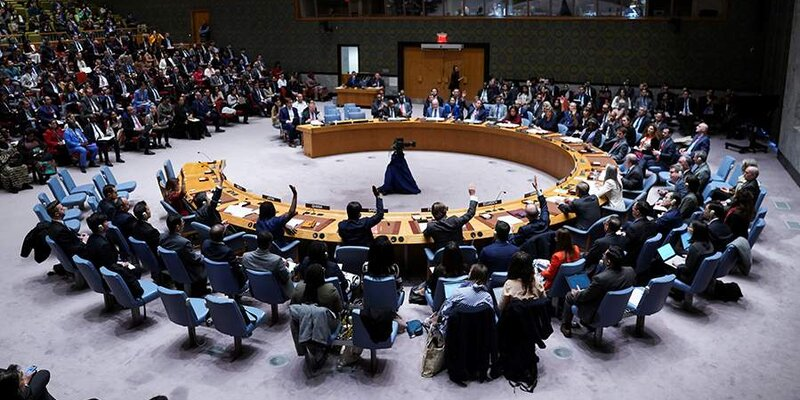 据俄新社记者报道，俄罗斯和中国在联合国安理会的代表否决了美国关于以巴冲突的决议。