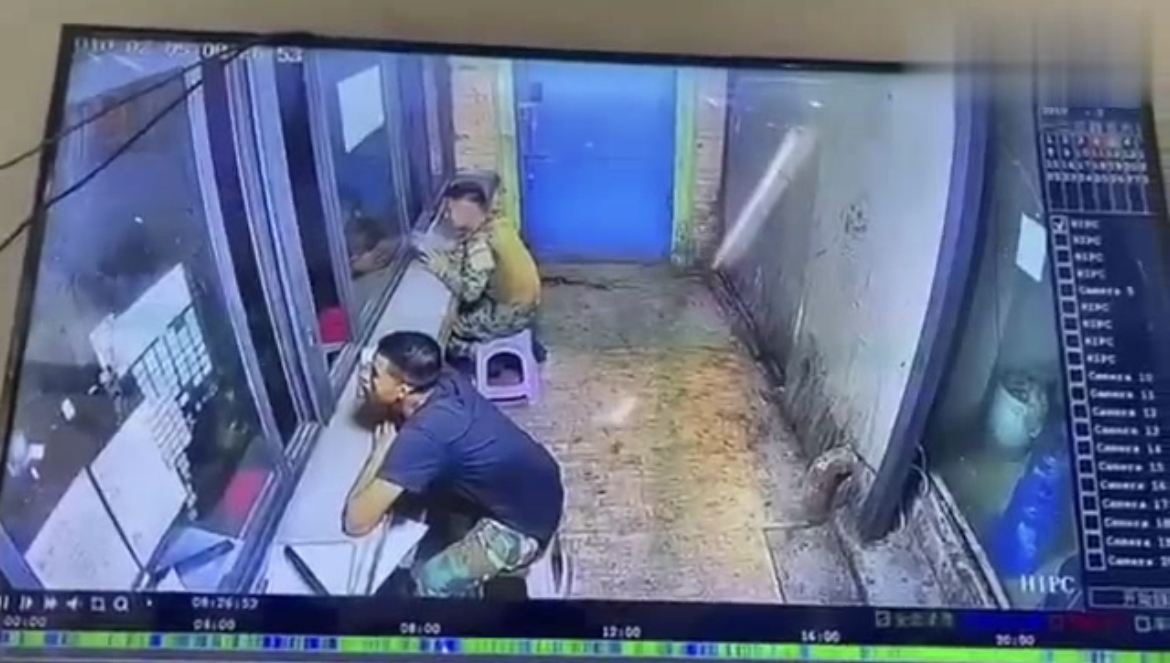 缅甸电诈园被武装警察攻破，大批诈骗人员争先恐后夺门逃跑。周围的电诈园看守，都不敢