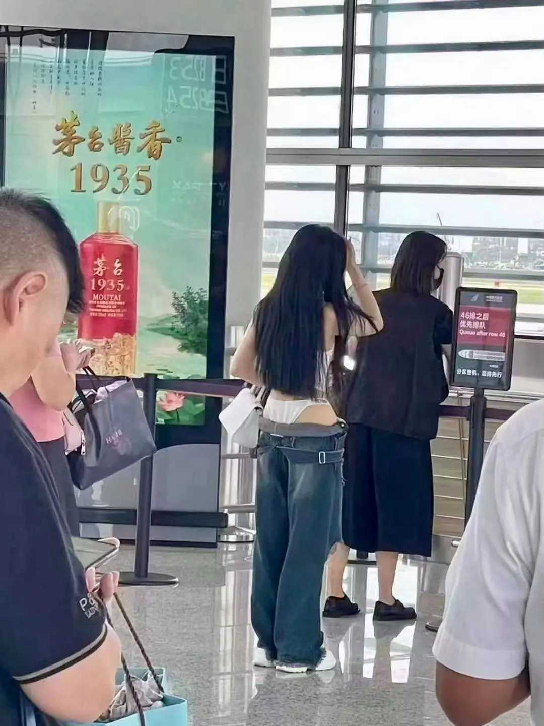 别问，问就是穿搭……
现在都流行这样穿了？估计还没有男朋友吧？