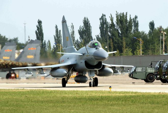 解放军在安徽滁州高邮湖举行军事演练，据官方报道称，这次演训是实弹演习，训练的弹药