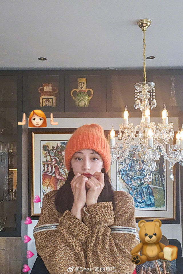 媒体评迪丽热巴可爱直率鲜活。除了极少数深耕话剧舞台的演员外，大部分艺人为了商业价