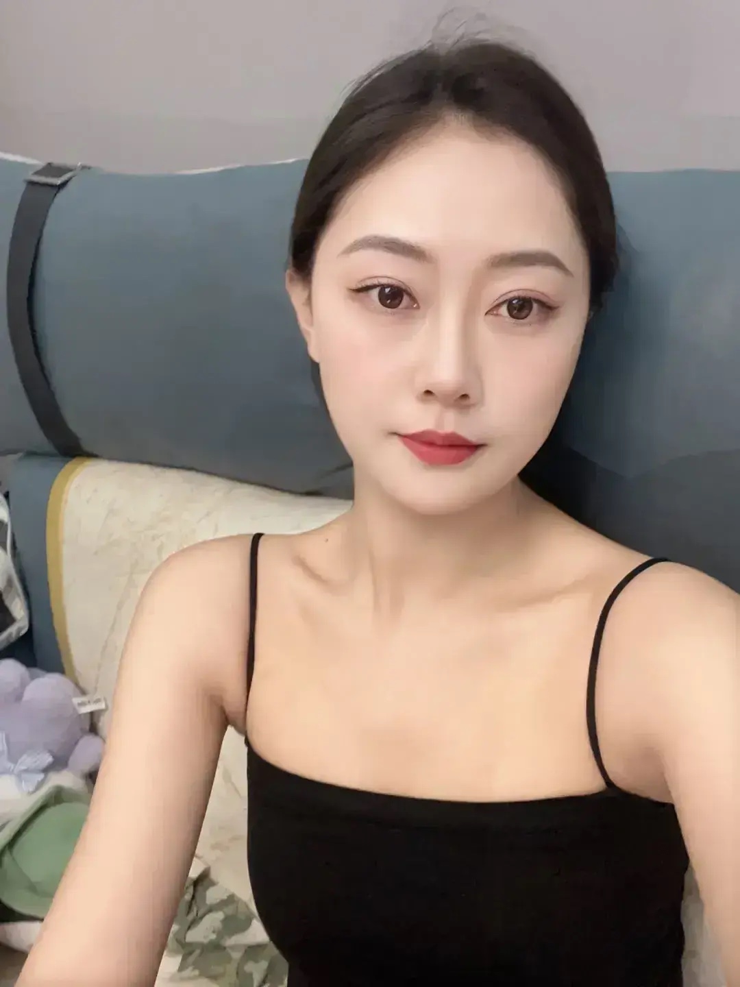 我老公才45岁，感觉已经跟社会脱节了。洗脚按摩从来不去，打牌抽烟喝酒与他无关，唯