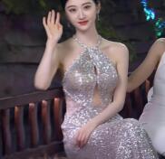 35岁的景甜，突然引起网友的热议，原因是昨晚她出席活动的造型与状态，引起了不少网