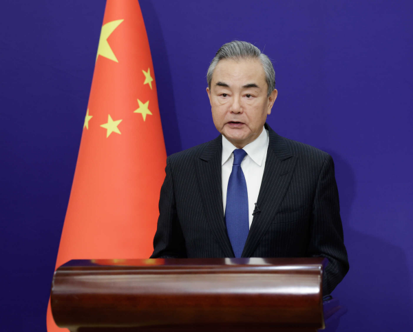 近日，王毅外长分别与美国国务卿布林肯、英国外交大臣卡梅伦、加拿大外长乔利、德国总