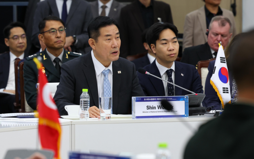 【韩国国防部长称中俄若帮助朝鲜，将遭无情惩罚】

韩国国防部长官申元植11月14