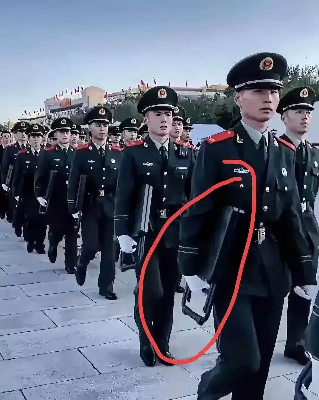 这群威武的武警战士手中拎着的是啥玩意？估计很多人都不知道，估计只有年轻人，或当过