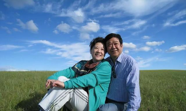 王馥荔相伴46年老公，穿衬衫西裤温文尔雅，不帅却很有男人味