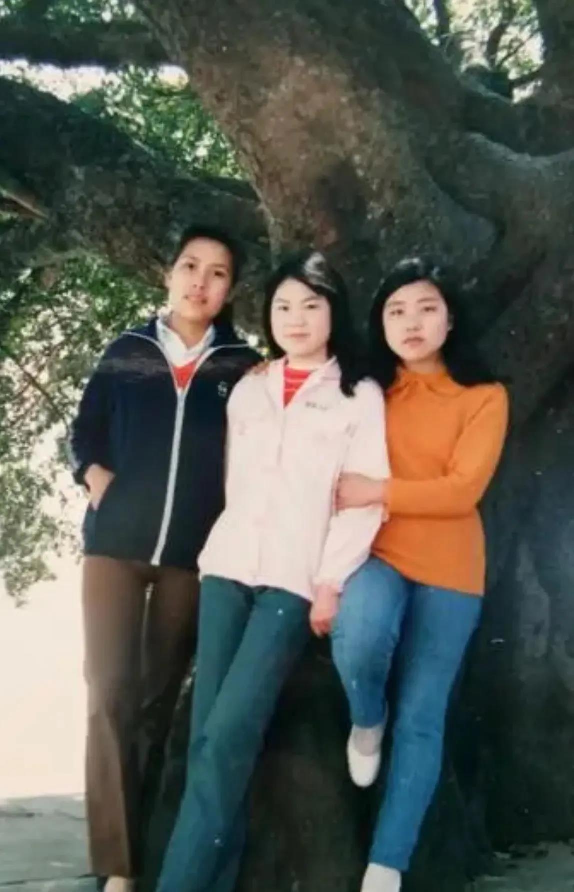 这张照片拍摄于1986年，四川大学中文系三位大四即将毕业女生，到黄龙溪古镇玩耍时