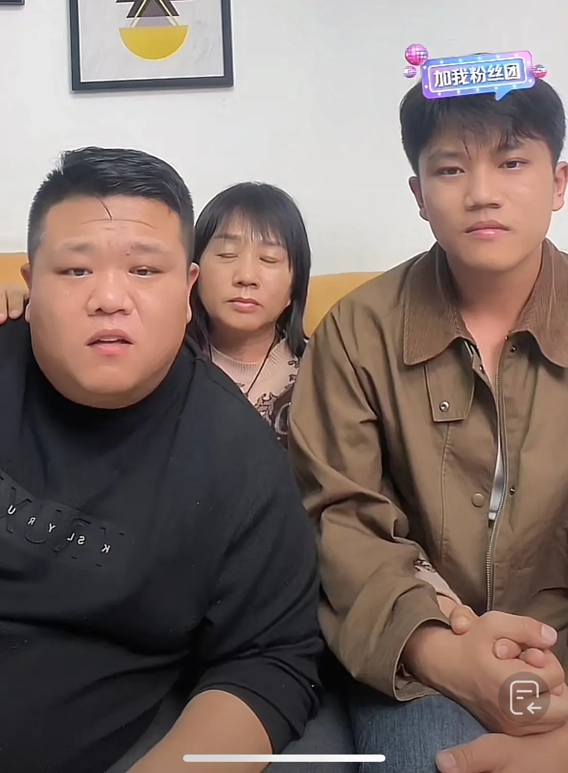 解清帅这次直播太尴尬了！全程冷场，不是握着妈妈的手摆弄，就是盯着滚屏一言不发，把