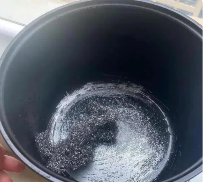 我让老公洗碗洗盆，他却这样了，他已经过不下去了。
