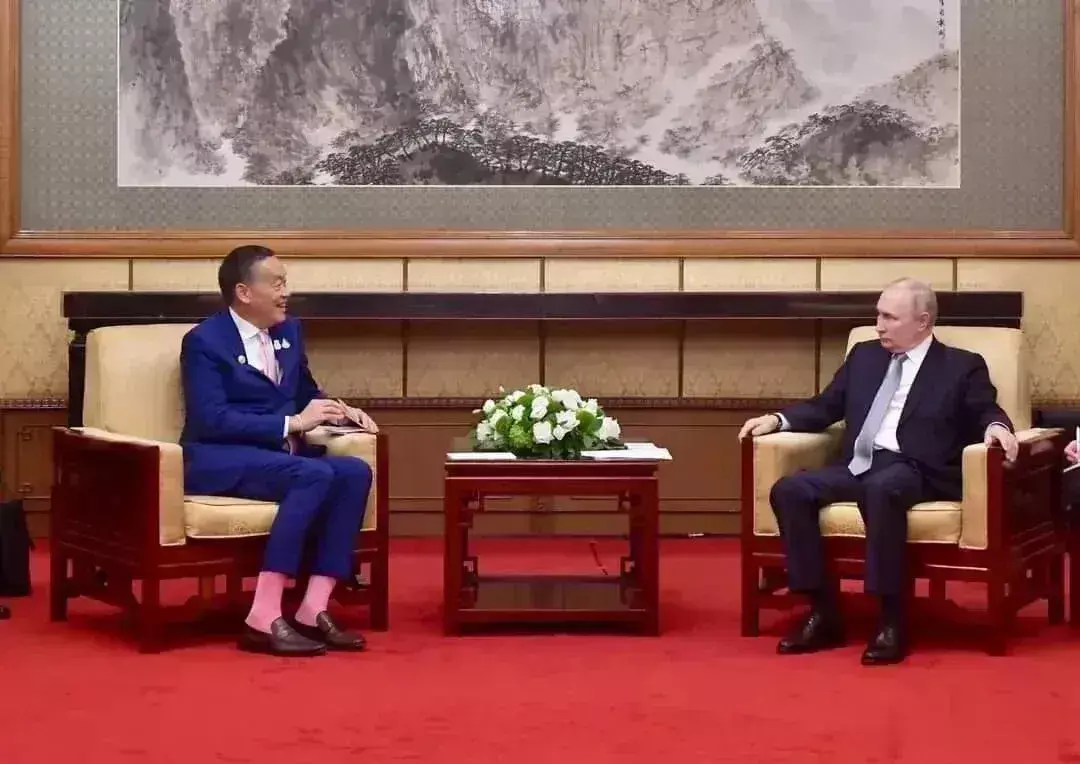 这是谁？穿的这么显眼包？