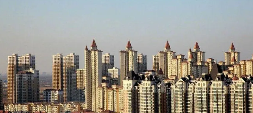 燕郊房价大跌。
北京燕郊跌麻了，暴跌71%还无人接盘。燕郊2016年的时候最高4