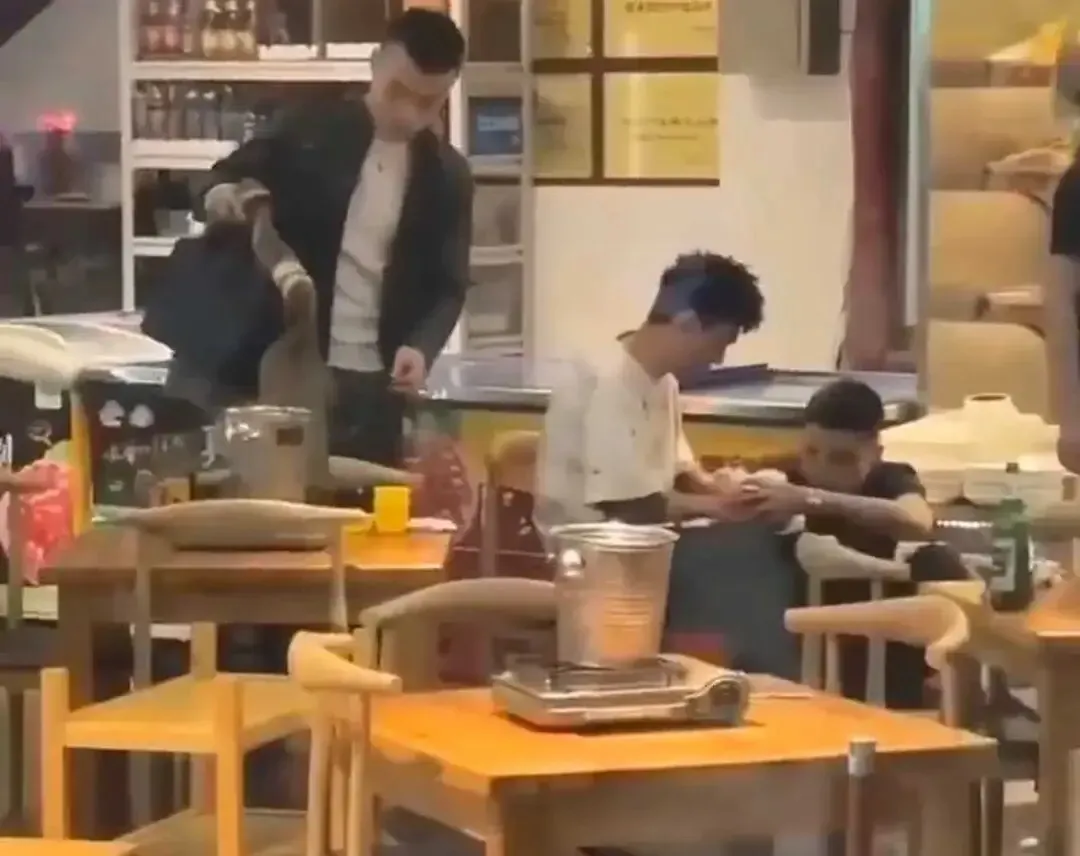 位于长春市的一家饭店内，出现了一场戏剧性的冲突和紧张的打斗场面，而参与打斗场面竟