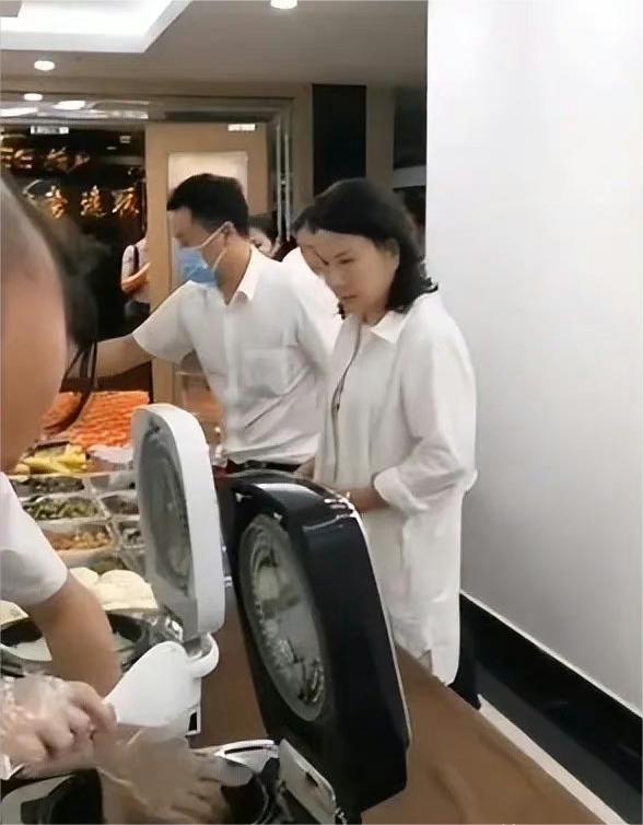2021年，格力食堂，老板董明珠突然起兴，临时做起了“打菜阿姨”，发现员工只点了