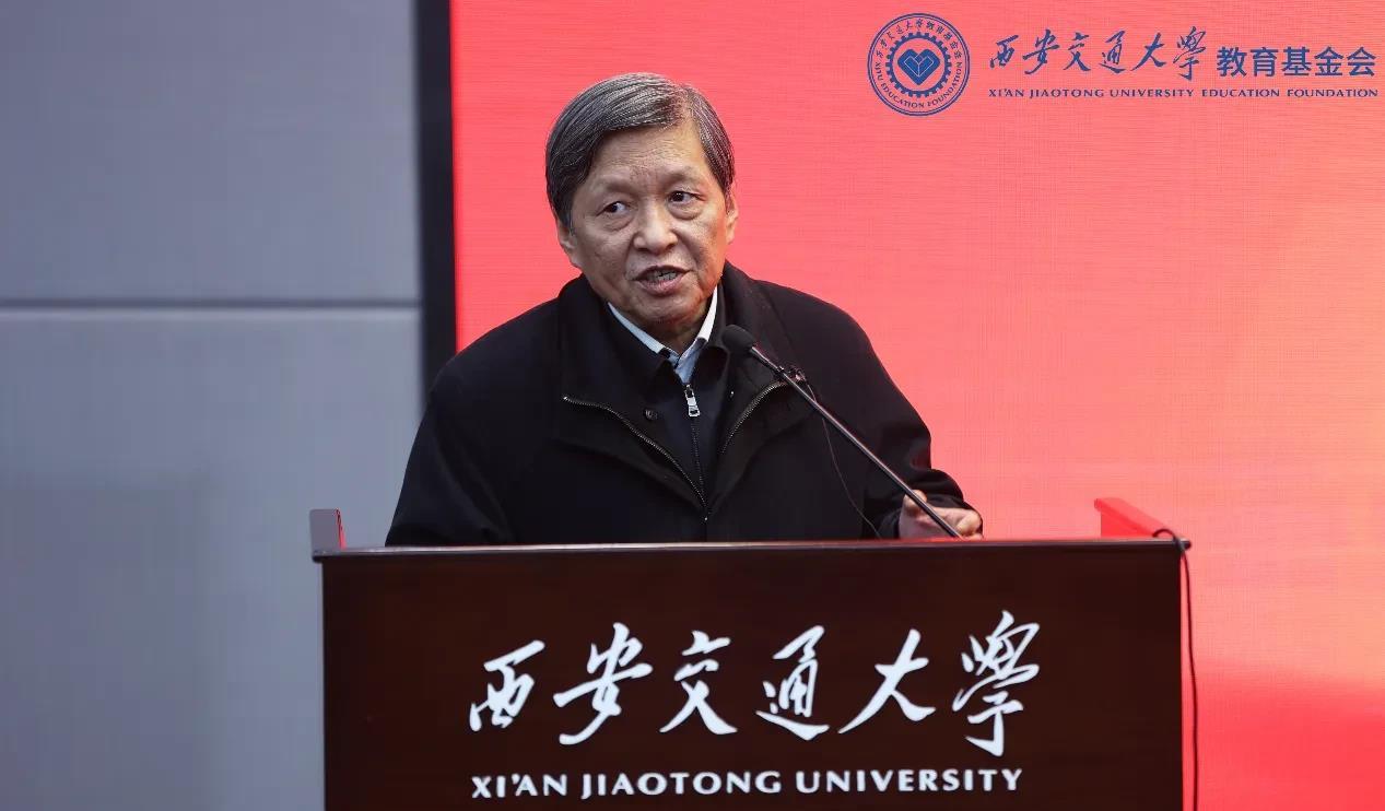西安交通大学校长王树国说：
“那些从小没有经过艰辛，
顺利考入公务员队伍的人，
