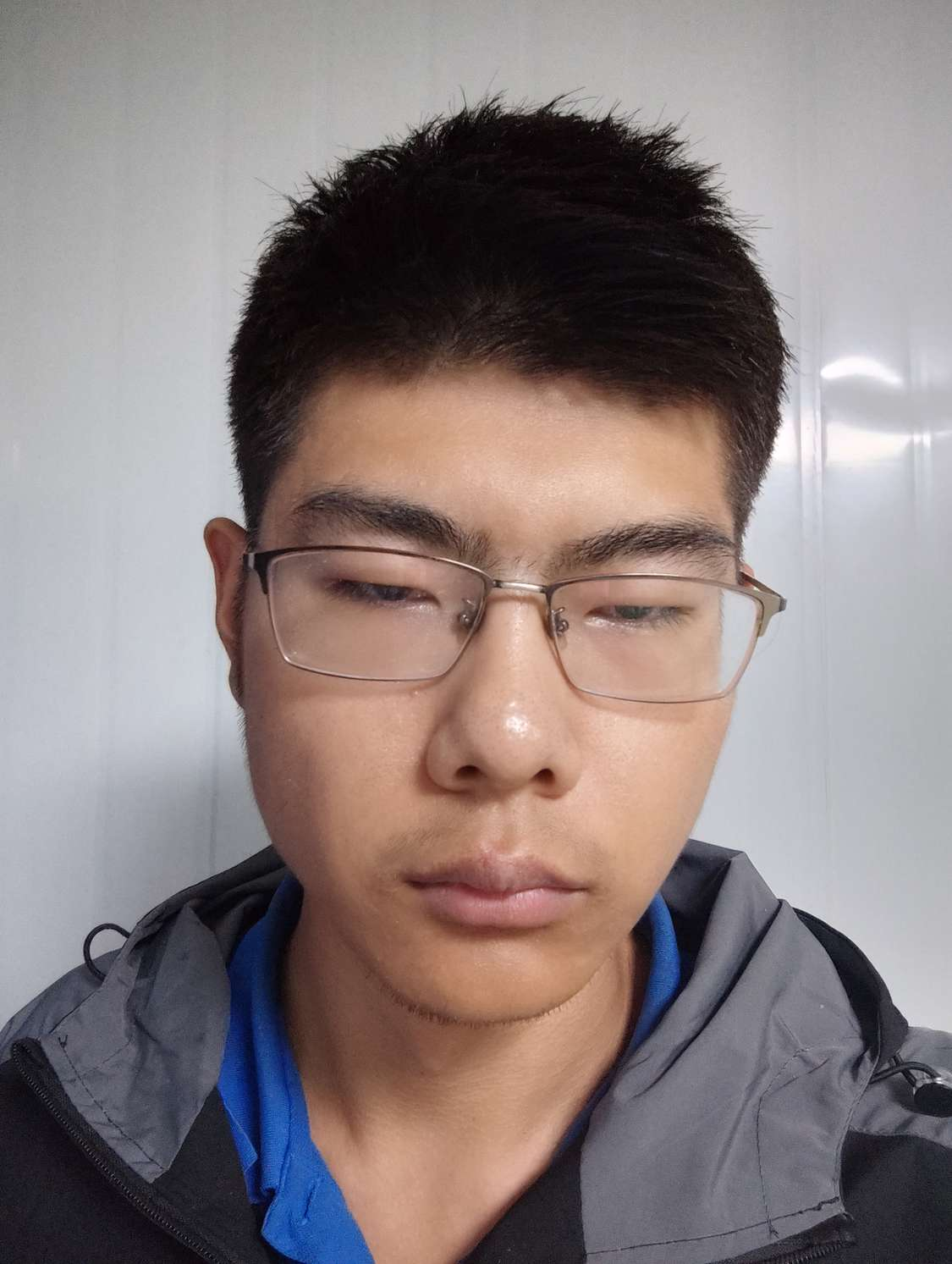 刚才，我明显的感觉我的情绪出了问题。 毕业工作一年，一事无成，985进国企办公室