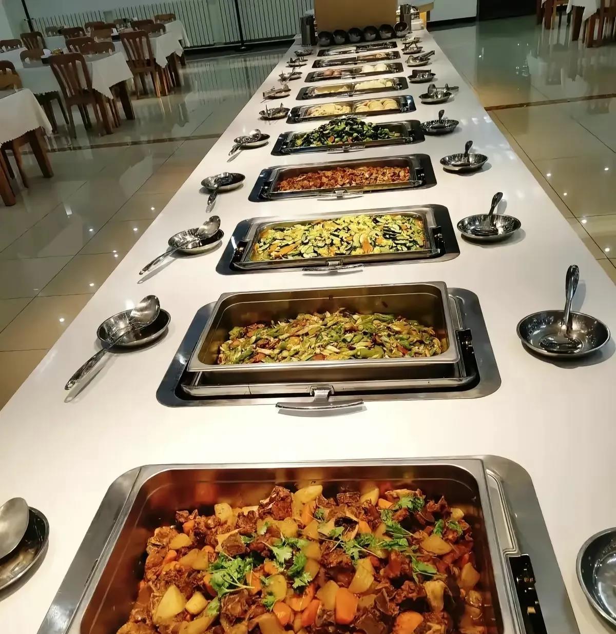 图下是政府公共食堂，工作人员海吃海喝也就象征性地交个几元钱，有的甚至一分钱不交。