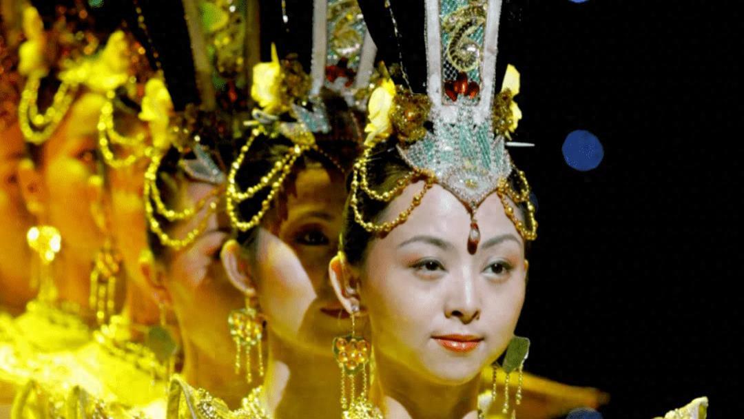 当年春晚“千手观音”聋哑人领舞被富豪苦追8年，如今成了这样