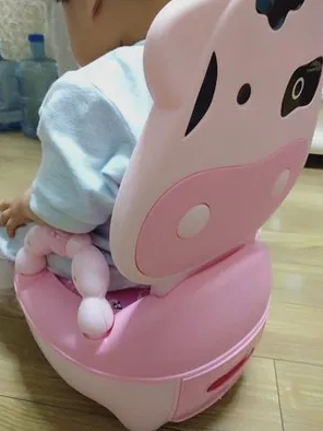 
真恶心！邻居大姐带孩子来我家，用小马桶从来不刷，我也不好意思说她，今天又来了，