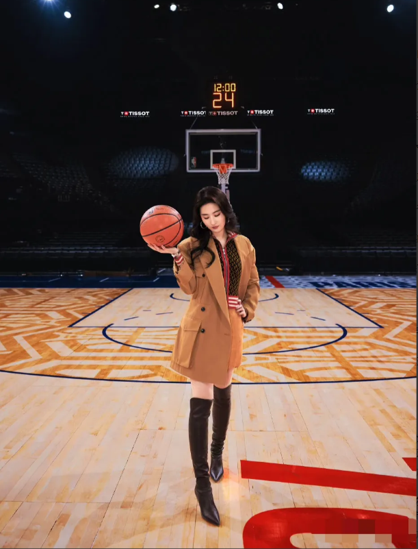 原来刘亦菲也喜欢球，只是这个球迷有点酷，牛掰的人到哪里都一样，NBA的赛场上，她