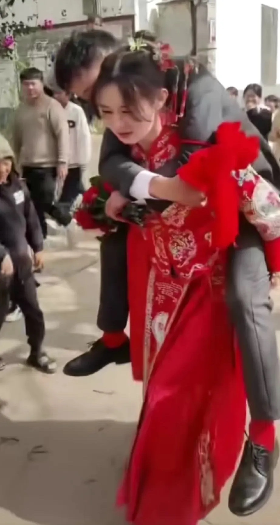 新郎残疾人吗？一点都不心疼老婆！

