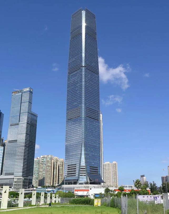 太贵了！物业管理费每平方米2.2元，每年需要交4600多元钱。自从搬到新家，物业
