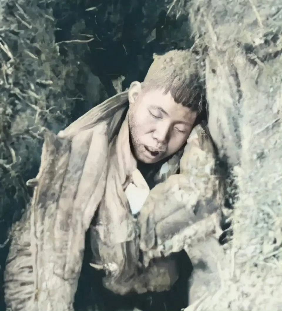 不要吝啬你手中的赞[赞]
他，一位长津湖战役中被冻死的志愿军小战士
致敬先烈，英