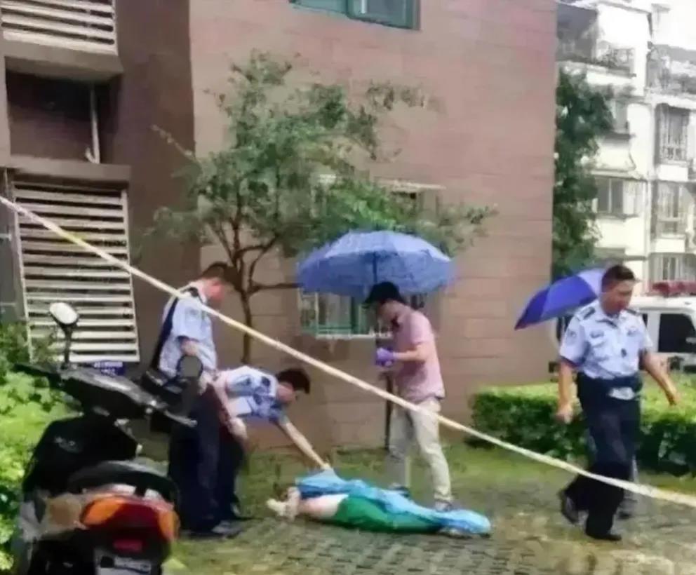 男子发现妻子出轨，他没有声张，若无其事的在家里装了摄像头，终于在妻子与情人“亲热