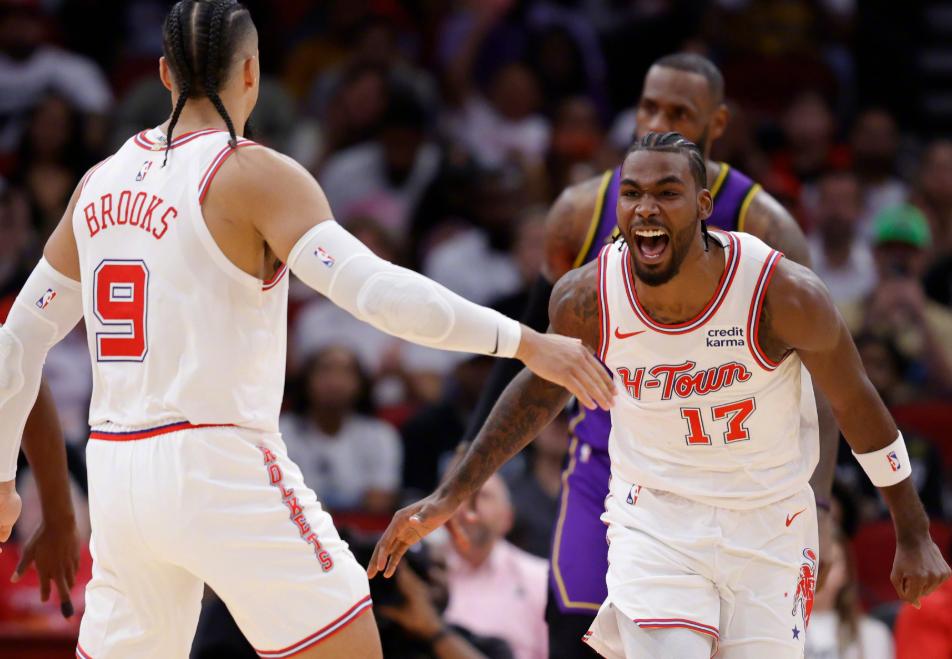 4年2850万，两个细节可以看出，火箭签约有多么成功。
火箭连续屠杀国王和湖人，