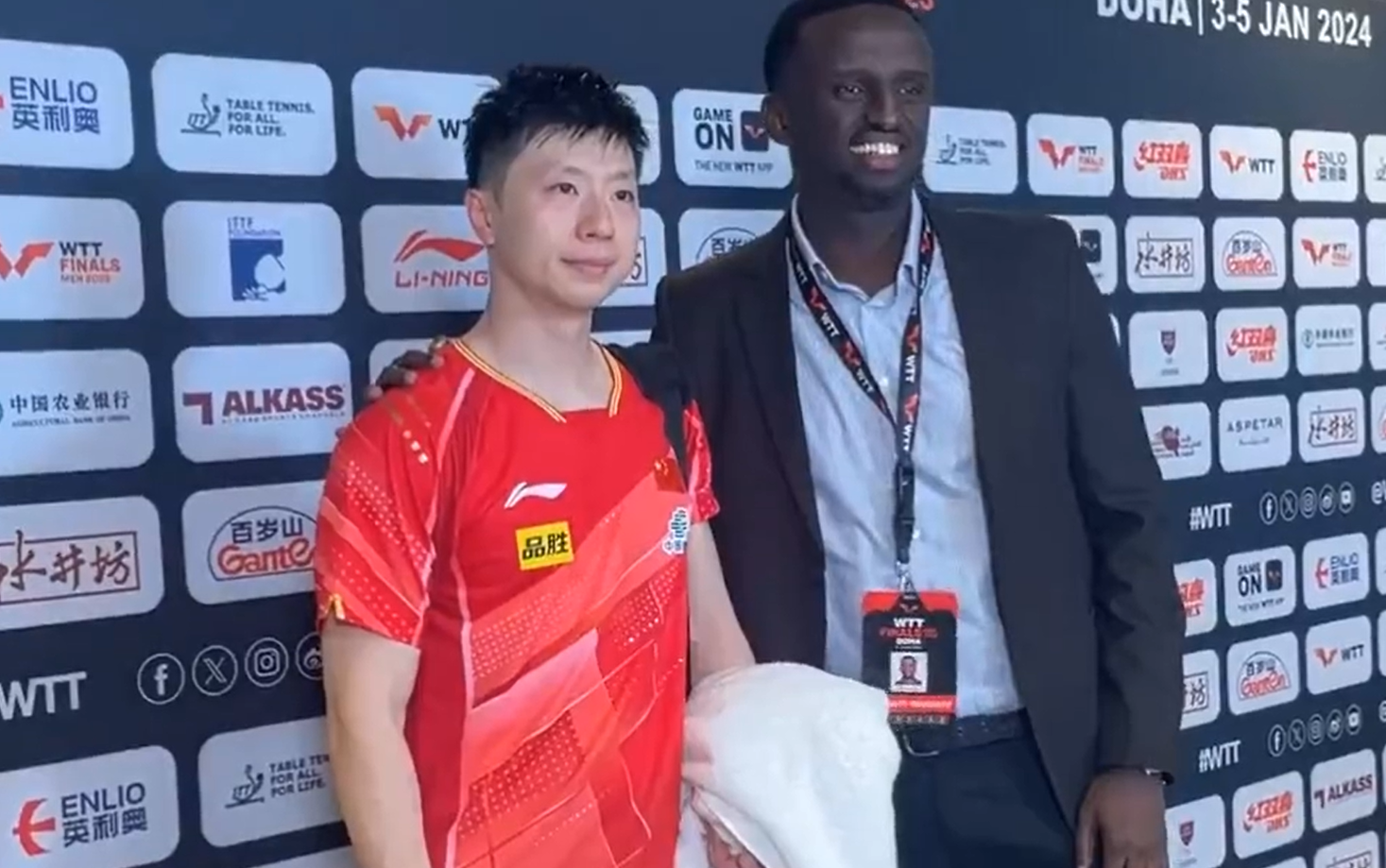 文化输出！国乒在外国太火，樊振东王楚钦签名，马龙没架子
国乒男队目前在卡塔尔的多