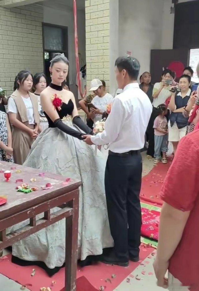 羡慕吧，你看人家外出打工一年带个如此漂亮的老婆回来结婚了！