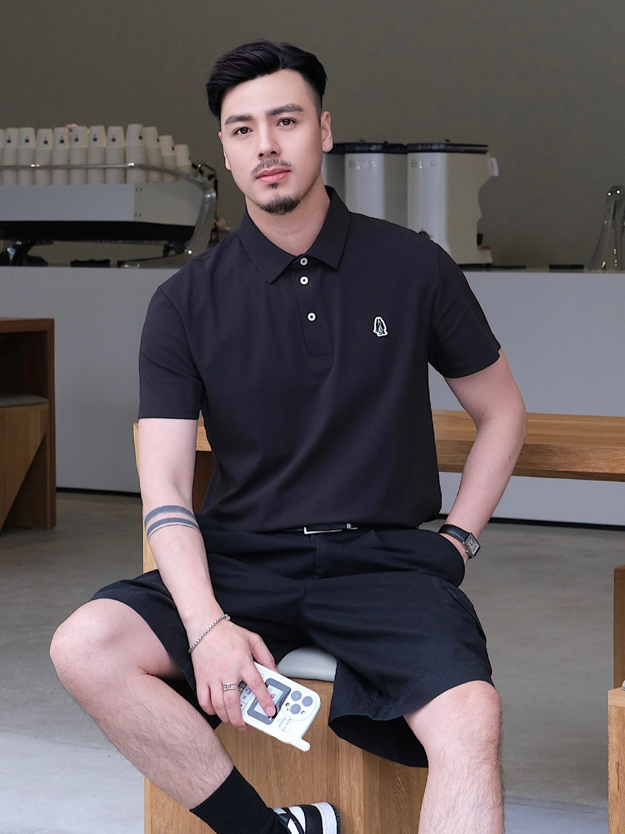 男生polo这么搭也蛮酷的