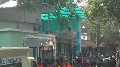 参加婚礼的巴士冲入河中，已经造成11人死伤