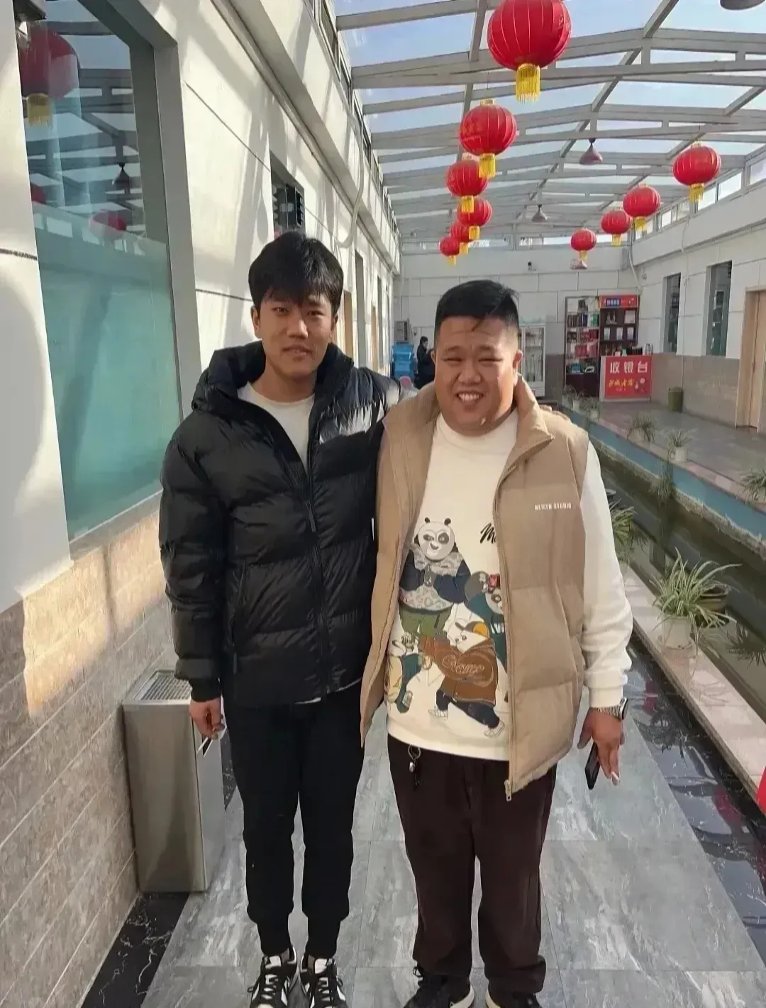这亿万富豪兄弟真是奇怪！哥哥从小在富裕的生活环境中成长，却长得一副憨厚老实一点没