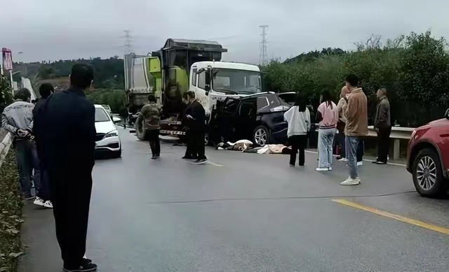 婚车车队的行车记录仪已经清楚的看到，确实是头车突然变道，撞向了对面的环卫垃圾车，