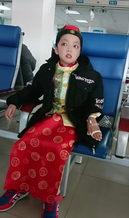怎么给孩子穿这种衣服，家长的心真大啊！