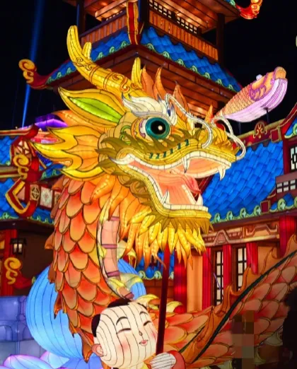 中国式过年把老外惊呆了！连续发出6个惊叹！
1、除夕夜，噼里啪啦的鞭炮，烟花声把