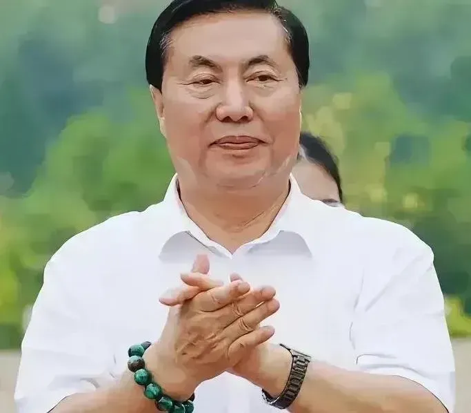 河北某中学的校长所戴的手串被称为“绿松石”，其价格高达百万元！
中学校长能有多好