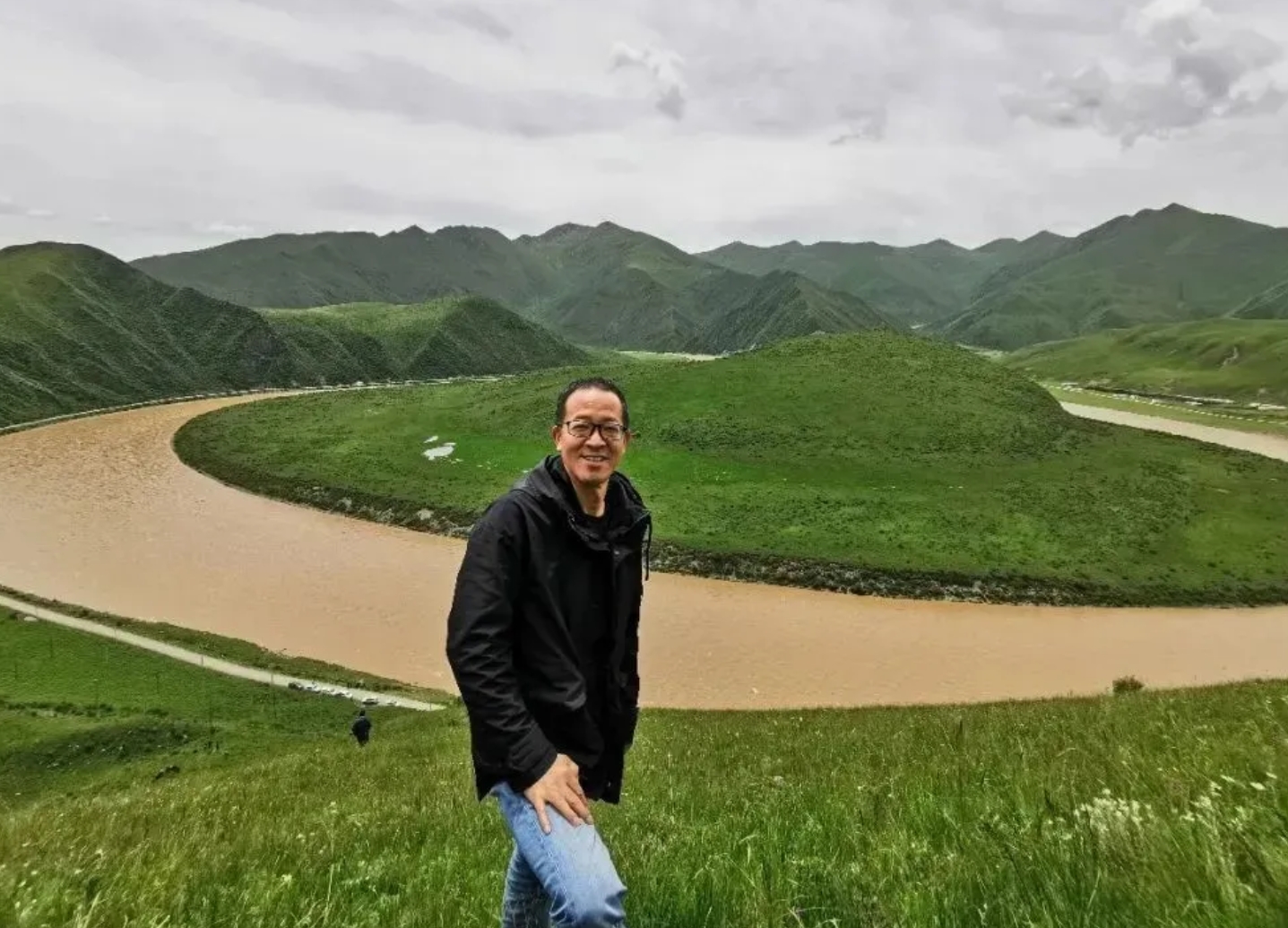 俞敏洪，又遇到麻烦了。

东方甄选CEO直接指出董宇辉年薪不止几千万，对小编怼董