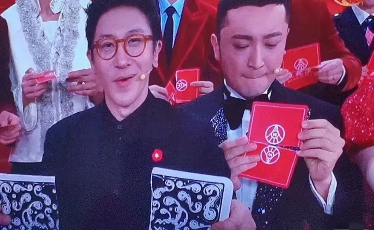 一副扑克牌在许多人眼皮底下，经过一系列符合数学规律的手法，成功的将撕成两半的一张