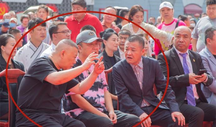 9月8日，德云社郭德纲、于谦出席活动的照片，被德云红事会董事长于勾晒出。
于勾晒