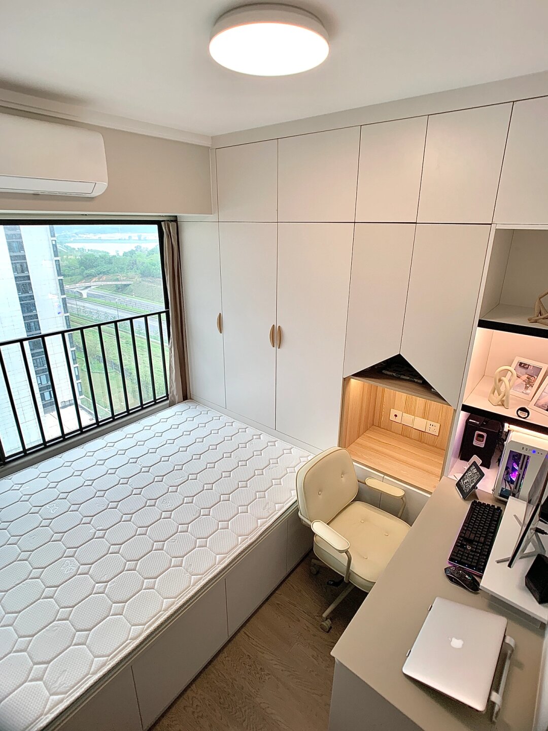 6平米次卧我坚持装榻榻米桌垫太香了
（最后附尺寸设计图！！！）
都说榻榻米鸡肋，