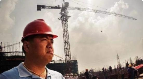 在工地上，我们常常佩服各种不同的人，有些人佩服项目经理，因为他们能够全局掌控整个