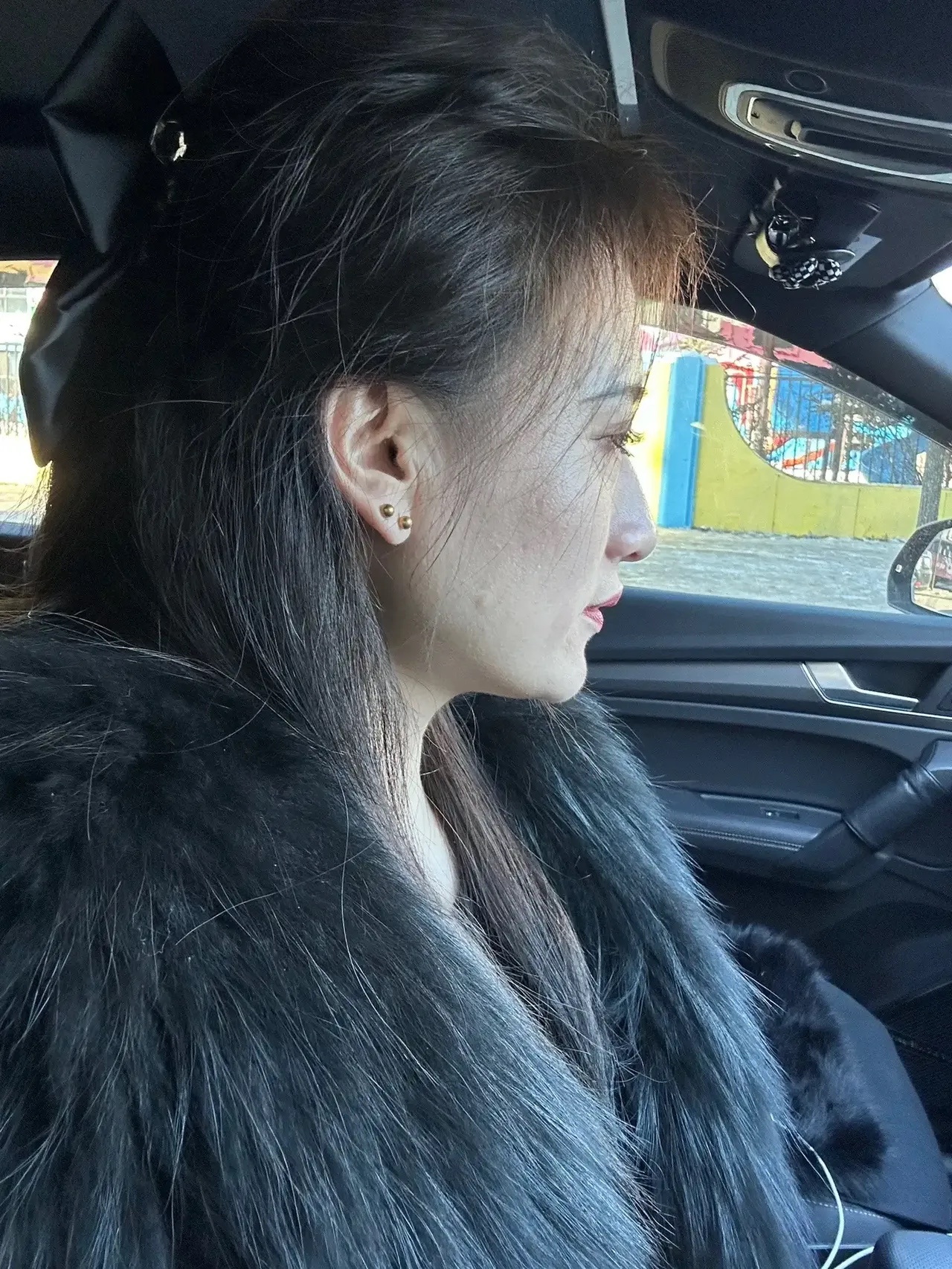 我表妹今年38了，离婚，自己带着一个闺女，离婚的时候划分财产房子判给她老公了，她