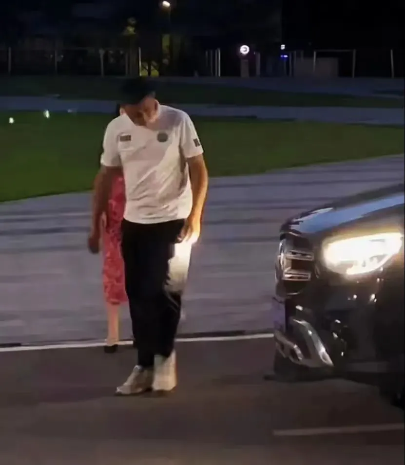 重庆，一对年轻的夫妻在日常生活中发生了一起因接送问题引发的矛盾。丈夫小张因加班晚