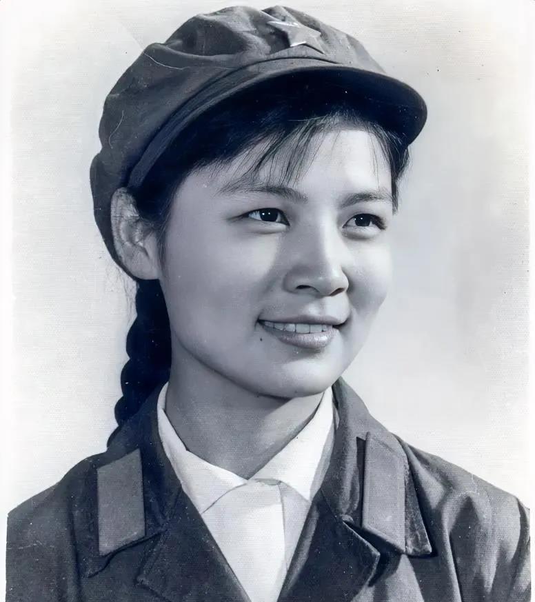 73年底入伍在北海舰队驱逐舰101舰，那时水兵伙食费1元2角，早餐面包，油条，牛